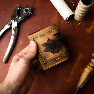 Tarjetero de cuero hecho a mano con diseño de rosa negra - Accesorios de cuero - Cartera artesanal - Temática bohemia / Serie de arte exclusivo
