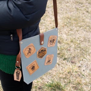 Bolso tipo mensajero de lona encerada - Diseño de parche de cuero - Resistente al agua - Correa de cuero genuino de alta calidad - Bolso de fin de semana - Diseño único