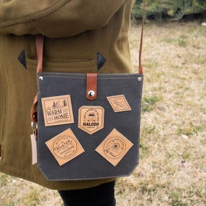 Bolso tipo mensajero de lona encerada - Diseño de parche de cuero - Resistente al agua - Correa de cuero genuino de alta calidad - Bolso de fin de semana - Diseño único