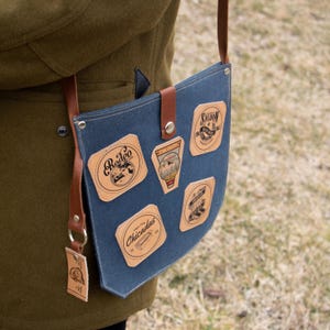 Bolso tipo mensajero de lona encerada - Diseño de parche de cuero - Resistente al agua - Correa de cuero genuino de alta calidad - Bolso de fin de semana - Diseño único