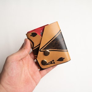 Porta-cartões minimalista de couro feito à mão com design de Ás de Espadas - Carteira minimalista - Porta-cartões de visita - Porta-cartões unissex