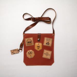 Bolso tipo mensajero de lona encerada - Diseño de parche de cuero - Resistente al agua - Correa de cuero genuino de alta calidad - Bolso de fin de semana - Diseño único