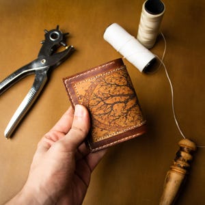 Tarjetero de cuero artesanal con diseño de árbol - Accesorios de cuero - Cartera artesanal - Temática natural / Serie de arte exclusivo