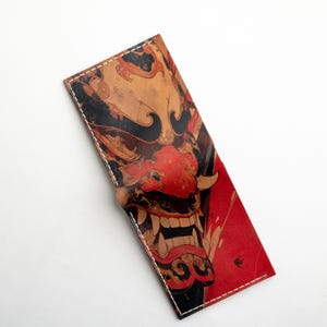 Cartera de cuero hecha a mano - Diseño de máscara de samurái Oni - Regalo único para él - Elegante billetera de viaje - Accesorios de cuero personalizados