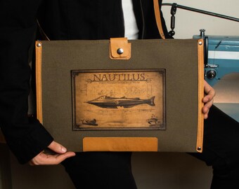 Handgefertigte Ledertasche: Nautilus Art Panel, verstellbarer Riemen