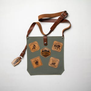 Bolso tipo mensajero de lona encerada - Diseño de parche de cuero - Resistente al agua - Correa de cuero genuino de alta calidad - Bolso de fin de semana - Diseño único