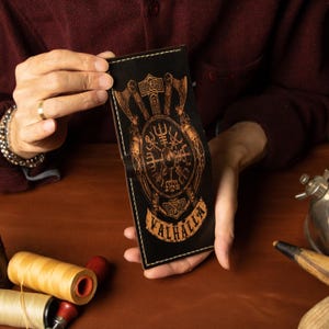 Leder Geldbörse - Geschenk - Valhalla Design - Einzigartiges Geschenk für Ihn - Elegante Reise Geldbörse - Personalisierte Leder Accessoires - Handgemacht
