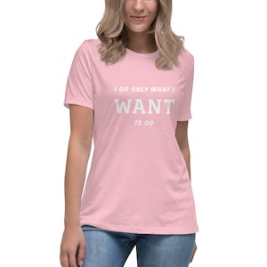 Könnte beinhalten: Ein rosa Damen-T-Shirt mit dem Text "I do only what I WANT to do" in Weiß.