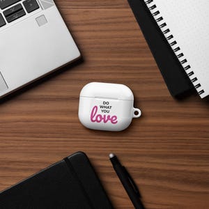 Może przedstawiać: Białe etui na Airpody z r&oacute;żowym nadrukiem "Do what you love".