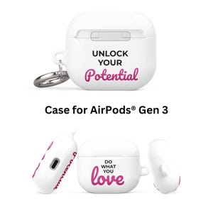 Może przedstawiać: Białe etui na AirPods z r&oacute;żowym napisem "Unlock Your Potential". Etui ma srebrny brelok. Na dole zdjęcia widoczne jest drugie białe etui na AirPods z r&oacute;żowym napisem "Do What You Love".
