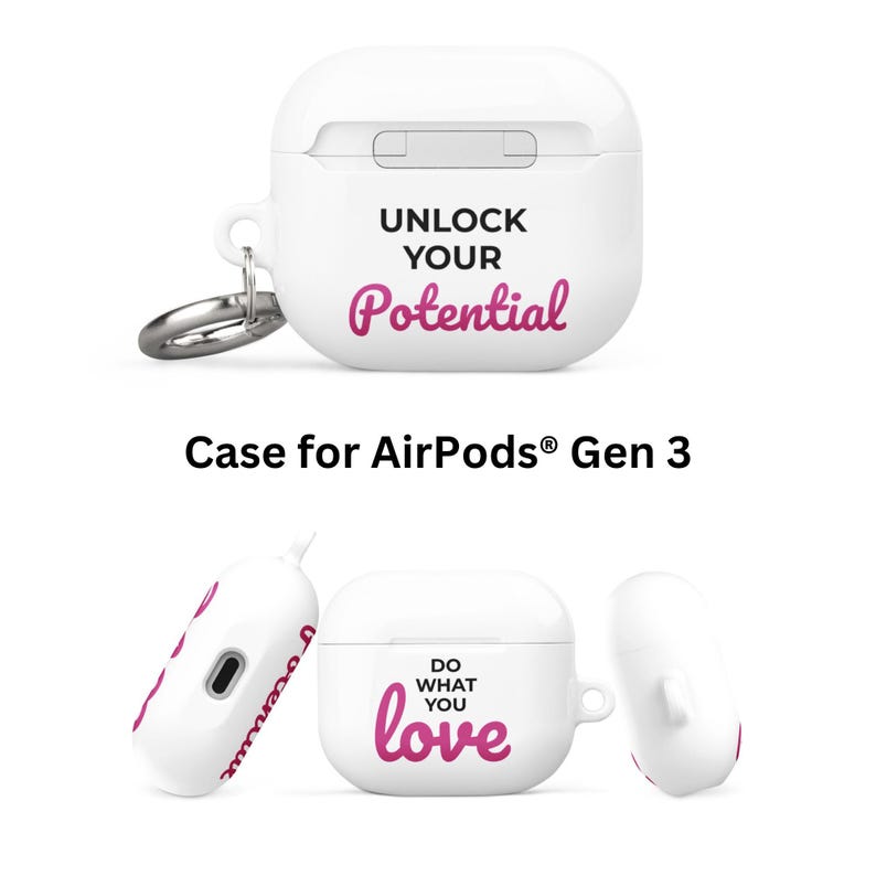 Może przedstawiać: Białe etui na AirPods z r&oacute;żowym napisem "Unlock Your Potential". Etui ma srebrny brelok. Na dole zdjęcia widoczne jest drugie białe etui na AirPods z r&oacute;żowym napisem "Do What You Love".