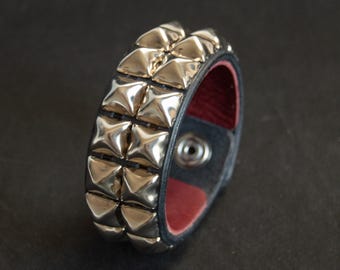 Pulsera de cuero con tachuelas piramidales de 2 filas