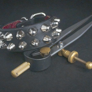 Pulsera de cuero tachonada con brazalete. Pulsera de cuero con tachas cónicas de 2 hileras cortas UK77