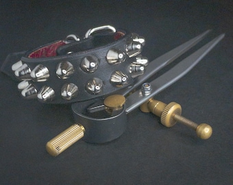 Leren polsband met studs. Korte leren armband UK77 met 2 rijen kegelstekers