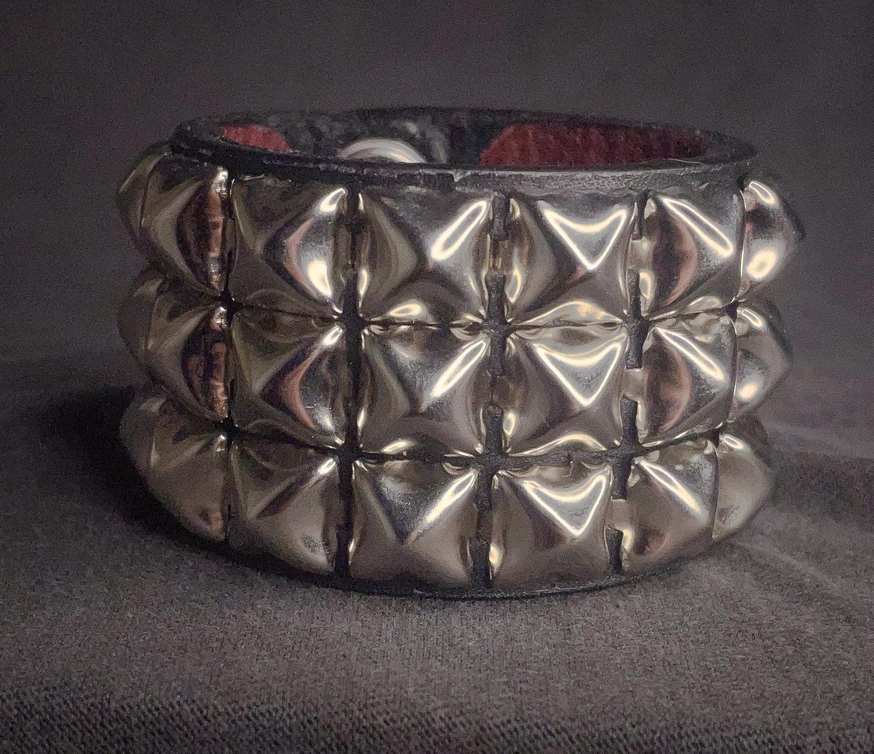 ピラミッドスタッズ3列スタッズレザーブレスレットカフ - Etsy 日本