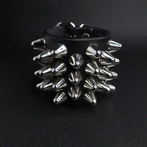 Pulsera de cuero tachonada con tachuelas. 4-3-4 picos cónicos británicos de 77 pulgadas de alto.