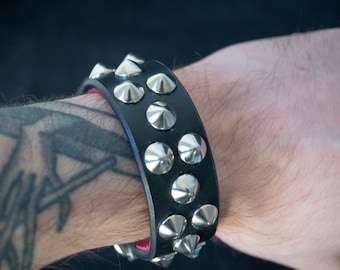 Pulsera de cuero con pequeños conos y tachuelas
