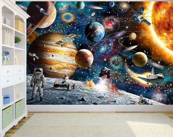 Può includere: Un murale colorato a tema spaziale con pianeti, stelle, un razzo e un astronauta. Il murale è su uno sfondo blu scuro con nebulose vorticose e un sole giallo brillante.