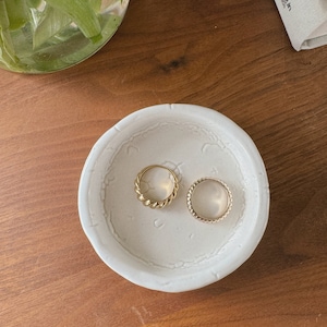 Plato de baratija funky plato de joyería de glaseado de rastreo plato estético para atrapar todo plato de anillo bonito plato de joyería de cerámica lindo plato de anillo hecho a mano imagen 3