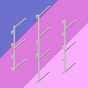 Può includere: Tre attaccapanni da parete color argento. Ogni attaccapanni ha un palo verticale con quattro bracci angolati che si estendono verso l'esterno. Lo sfondo è diviso diagonalmente, con una combinazione di colori viola e rosa.