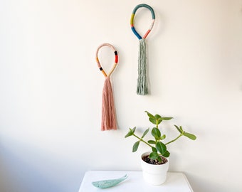 Set von 2 handgefertigten geknoteten Wandbehängen, Paar Boho Makramee Faser Kunstwerke, Eingewickeltes Pastell Seil Wand Dekor Set