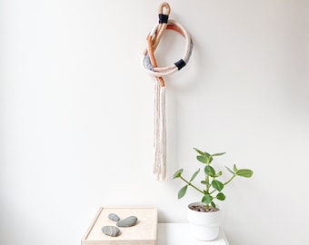 Neutraler Makramee-Knotenwanddekor, Wandbehang aus strukturiertem Seil, eingewickelte Seilkunst für Boho-Interieur