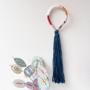 Art mural noeud de corde en macramé pour décoration bohème, suspension murale contemporaine à boucles nouées, ornement mural corde à pampilles enveloppé