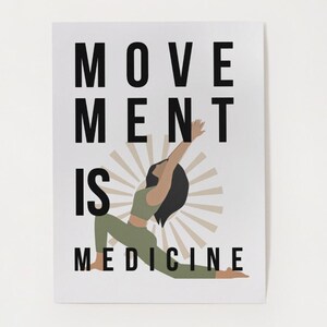 Op de afbeelding: Een witte poster met de tekst "MOVEMENT IS MEDICINE" in zwarte blokletters. Een gestileerde illustratie van een persoon in een yogahouding staat in het midden, gekleed in olijfgroene sportkleding. Een sunburst-ontwerp staat achter de persoon.