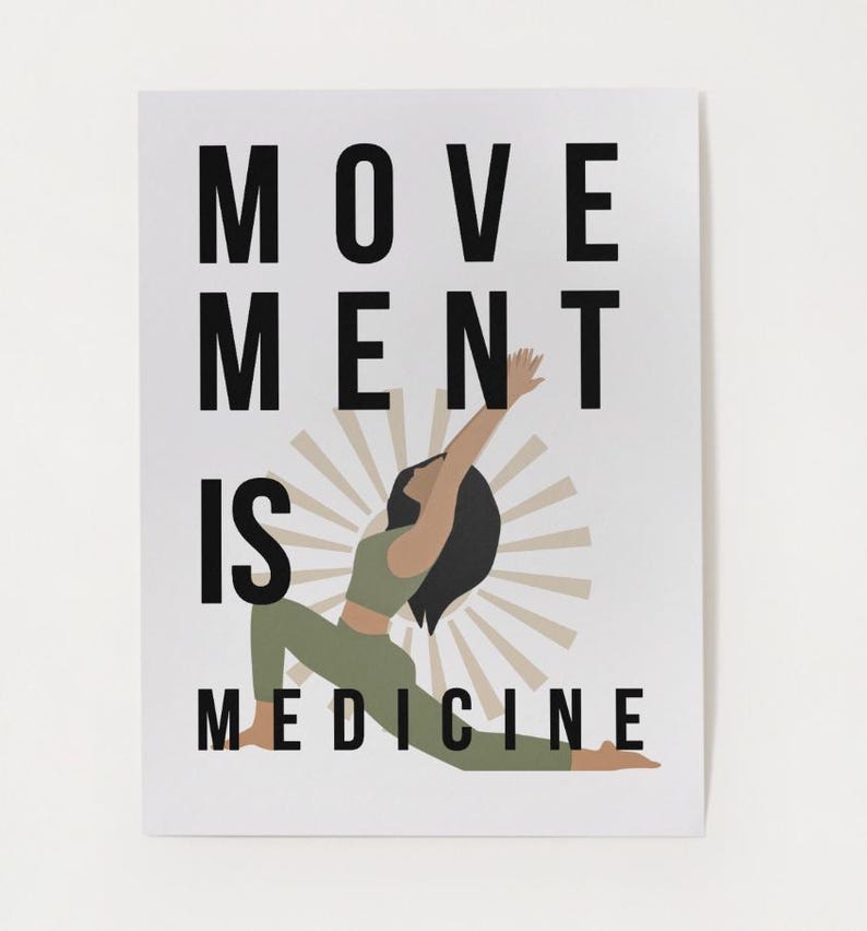 Op de afbeelding: Een witte poster met de tekst "MOVEMENT IS MEDICINE" in zwarte blokletters. Een gestileerde illustratie van een persoon in een yogahouding staat in het midden, gekleed in olijfgroene sportkleding. Een sunburst-ontwerp staat achter de persoon.
