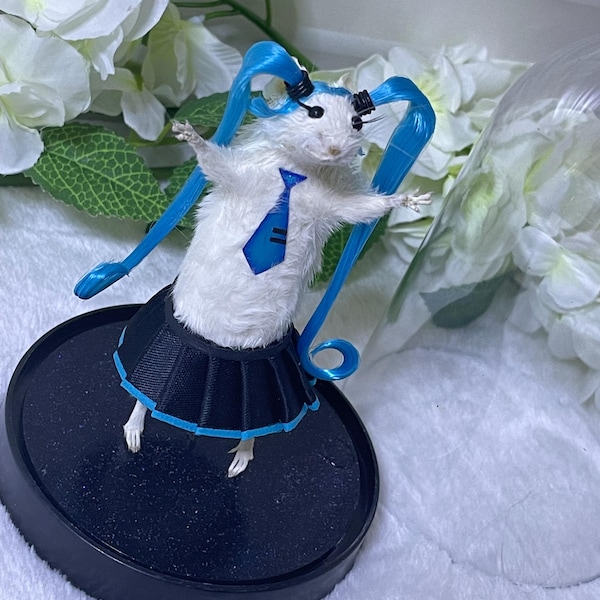 Ratón Hatsune Squeaku: Estrella del pop japonesa con base de purpurina holográfica
