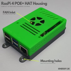 Könnte beinhalten: Ein grünes und graues Raspberry Pi 4 POE+ HAT-Gehäuse. Das Gehäuse hat einen Lüftereinlass, Befestigungslöcher und den Text "RasPi 4 POE+ HAT Housing" und "Compact 3D printable Raspberry housing".