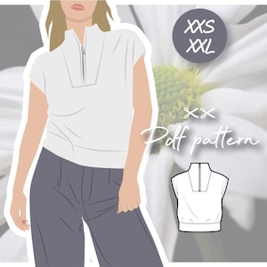 以下が含まれることがあります： 白いジップアップトップとグレーのパンツのイラスト。トップはハイカラーと半袖です。画像には「XXS XXL」と「Pdf pattern」の文字が含まれています。背景には白い花があります。