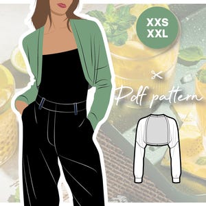 Könnte beinhalten: Ein grüner, kurzer Cardigan mit langen Ärmeln. Der Cardigan wird an einem Model gezeigt, das ein schwarzes Oberteil und eine schwarze Hose trägt. Das Bild enthält auch ein weißes Muster für einen kurzen Cardigan mit langen Ärmeln. Der Text "XXS XXL" und "Puff pattern" ist im Bild enthalten.