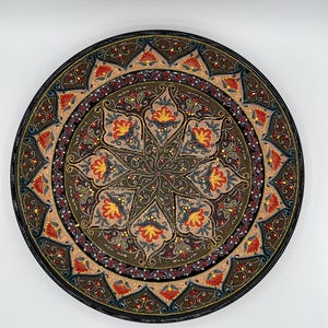 Piatto in ceramica asiatica completamente fatto a mano: piatto con perline 3D e motivi floreali dall'Uzbekistan (37 cm)
