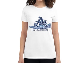 Könnte beinhalten: Weißes T-Shirt mit einer blauen Grafik eines Motorradfahrers. Der Text "I HAVE A SINGLETRACK MIND" ist unter der Grafik aufgedruckt. Das Shirt besteht aus einem weichen Material.