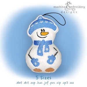 Puede incluir: Un adorno de muñeco de nieve blanco con un gorro, una bufanda y guantes azules. El adorno tiene una sonrisa cosida y una nariz de zanahoria. El texto "machine embroidery designs" está en la parte superior de la imagen. El texto "5 Sizes" está en la parte inferior de la imagen. El texto ".dat .dst .exp .hus .jef .pes .vip .vp3 .xxx" está debajo del texto "5 Sizes".