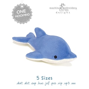 Könnte beinhalten: Ein blau-weißes Plüschdelfin-Spielzeug mit einem kleinen schwarzen Auge. Über dem Delfin befindet sich ein graues sternförmiges Abzeichen mit dem Text ONE HOOPING und machine Embroidery designs. Unter dem Delfin steht 5 Sizes und Dateiformate.