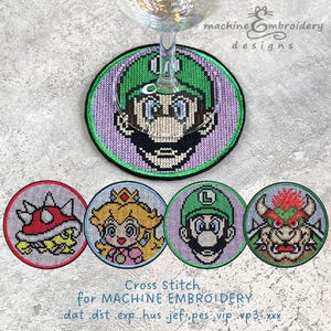Pode incluir: Um conjunto de cinco porta-copos circulares bordados com personagens e itens pixelizados de videojogos, incluindo Luigi, a Princesa Peach, Bowser e um casco com espinhos. O bordado apresenta padrões detalhados de ponto cruz.
