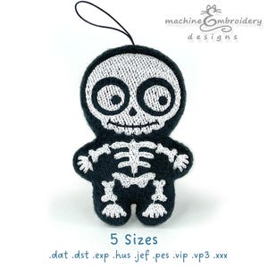Op de afbeelding: Zwart-wit geborduurd ontwerp van een skelet met een vriendelijk gezicht. Het ontwerp is verkrijgbaar in 5 maten en in de volgende formaten: .dat, .dst, .exp, .hus, .jef, .pes, .vip, .vp3, .xxx.