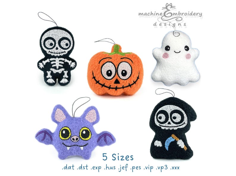 Puede incluir: Cinco dise&ntilde;os de bordado a m&aacute;quina con personajes de Halloween: un esqueleto negro, una calabaza naranja, un fantasma blanco, un murci&eacute;lago morado y una parca negra con una guada&ntilde;a azul. Texto: machine embroidery designs, 5 Sizes, .dat .dst .exp .hus .jef .pes .vip .vp3 .xxx.