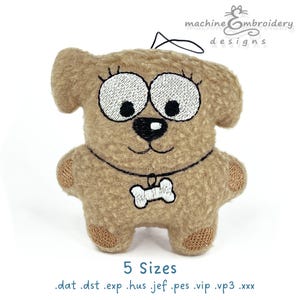 Puede incluir: Un juguete de peluche marrón en forma de perro con ojos grandes y un hueso en la boca. El juguete está bordado con puntadas negras y tiene un hueso blanco en su collar. El juguete está disponible en 5 tamaños.  .dat .dst .exp .hus .jef .pes .vip .vp3 .xxx