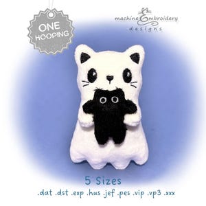 Puede incluir: Una figura de peluche blanca con forma de gato con orejas, ojos y bigotes bordados en negro, que sostiene una figura de peluche negra más pequeña con ojos blancos. El texto incluye ONE HOOPING, machine embroidery designs, 5 Sizes y formatos .dat .dst .exp .hus .jef .pes .vip .vp3 .xxx.
