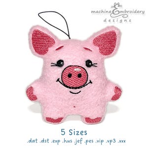 Pode incluir: Brinquedo de pelúcia de porco rosa com olhos pretos e um focinho rosa. O porco é bordado com um rosto sorridente. O brinquedo está disponível em cinco tamanhos.