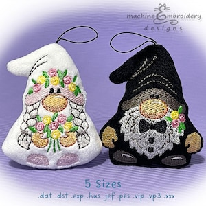 Könnte beinhalten: Zwei bestickte Zwerg-Ornamente, eines in einem weißen Brautkleid mit Blumenstrauß und das andere in einem schwarzen Smoking. Beide haben eine Schlaufe zum Aufhängen. Das Bild enthält den Text "machine embroidery designs" und "5 Sizes".