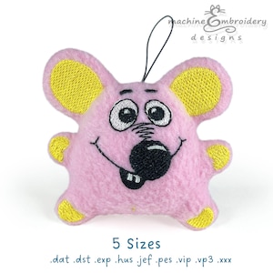 Puede incluir: Ratón de peluche rosa con orejas amarillas y nariz negra. El ratón tiene una gran sonrisa y ojos grandes. El ratón está bordado con un diente y una lengua. El texto "5 tamaños" está debajo del ratón. El texto ".dat .dst .exp .hus .jef .pes .vip .vp3 .xxx" está debajo del texto "5 tamaños".