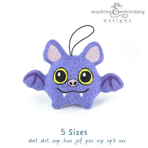 Pode incluir: Morcego de feltro roxo com grandes olhos amarelos e um sorriso irônico. O morcego está pendurado em um laço e tem um nariz e orelhas cor-de-rosa. 5 tamanhos: .dat .dst .exp .hus .jef .pes .vip .vp3 .xxx