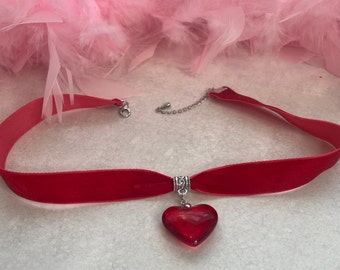 Small red Heart pendant choker heart pendant red velvet choker Y2K Emo Grunge statement piece red heart pendant on velvet with clasps