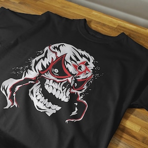 Könnte beinhalten: Schwarzes T-Shirt mit einem weißen und roten Totenkopf-Design. Der Schädel hat ein detailliertes Design mit einem sternförmigen Element auf der Stirn und roten Akzenten um die Augen. Das T-Shirt ist aus weichem Material.