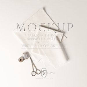 Könnte beinhalten: Ein Mockup mit drei weißen Stoffproben, einer silbernen Schere und zwei Garnrollen. Der Text "MOCKUP", "3 FABRIC WITH SWATCH", "+ SCISSORS &--THREADS", "PSD FILE SMART OBJECTS", "LOVE" und "MINIMALIST COLLECTION" ist auf dem Bild zu sehen.
