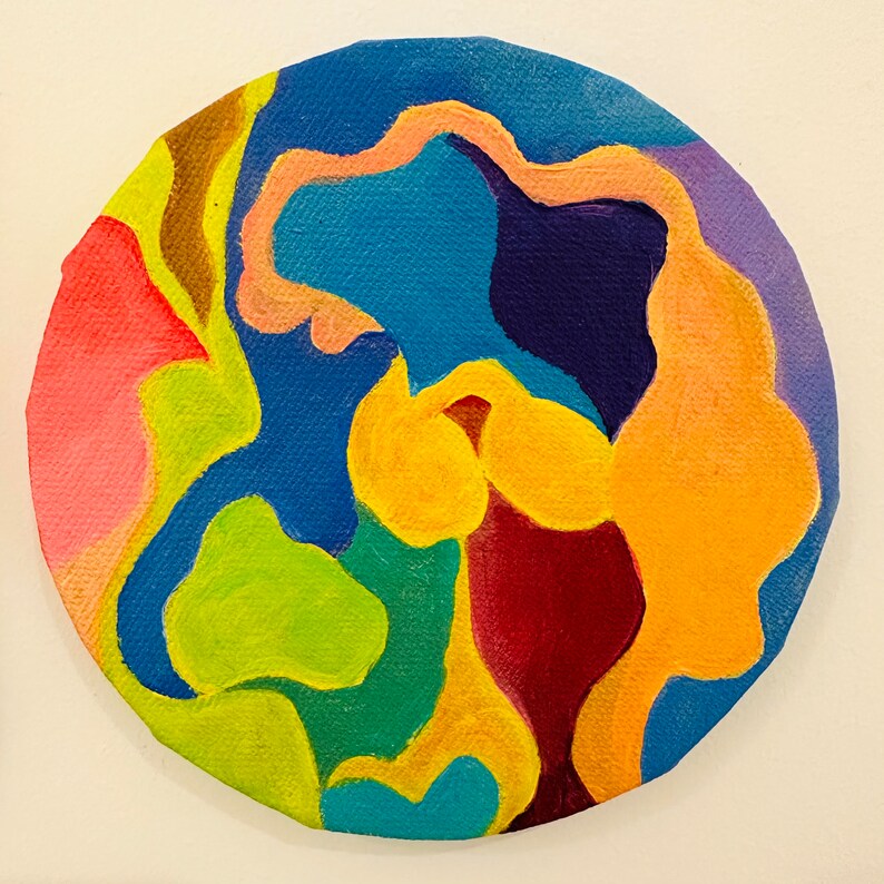 K&ouml;nnte beinhalten: Abstrakte Malerei auf einer runden Leinwand mit einer Vielzahl von Farben, darunter Blau, Rosa, Gelb, Gr&uuml;n und Rot. Die Farben sind in einem wirbelnden Muster angeordnet.